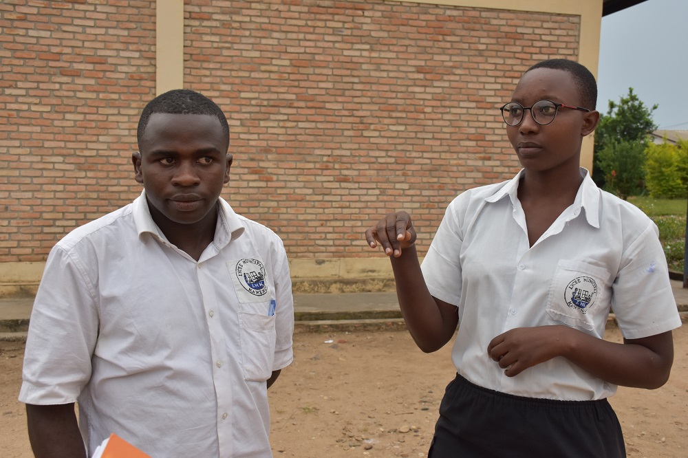 Dès élèves de la 3ème science sociale du Lycée Sainte famille de Kinama donnant leur témoignage. Photo UNFPA Burundi/ Jean Didier Ntungwanayo
